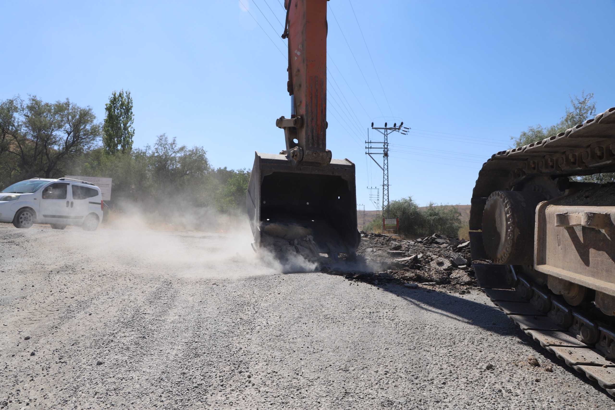 acisu-aile-mezarligina-ulasimi-saglayan-yolda-yapim-calismalarimizi-baslattik